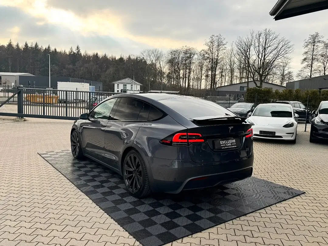 Tesla Model X - Thumbnail 9