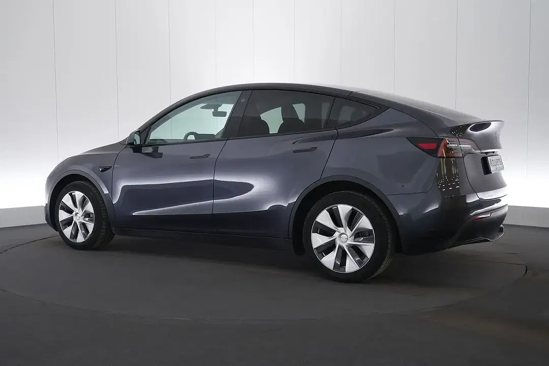 Tesla Model Y - Thumbnail 10
