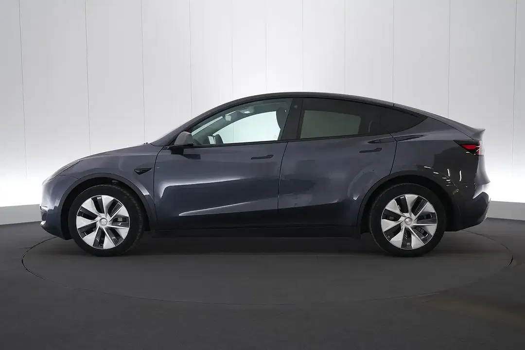 Tesla Model Y - Thumbnail 11
