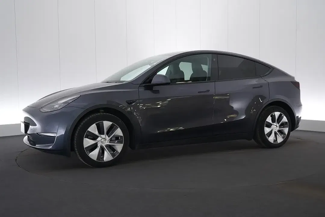 Tesla Model Y - Thumbnail 12