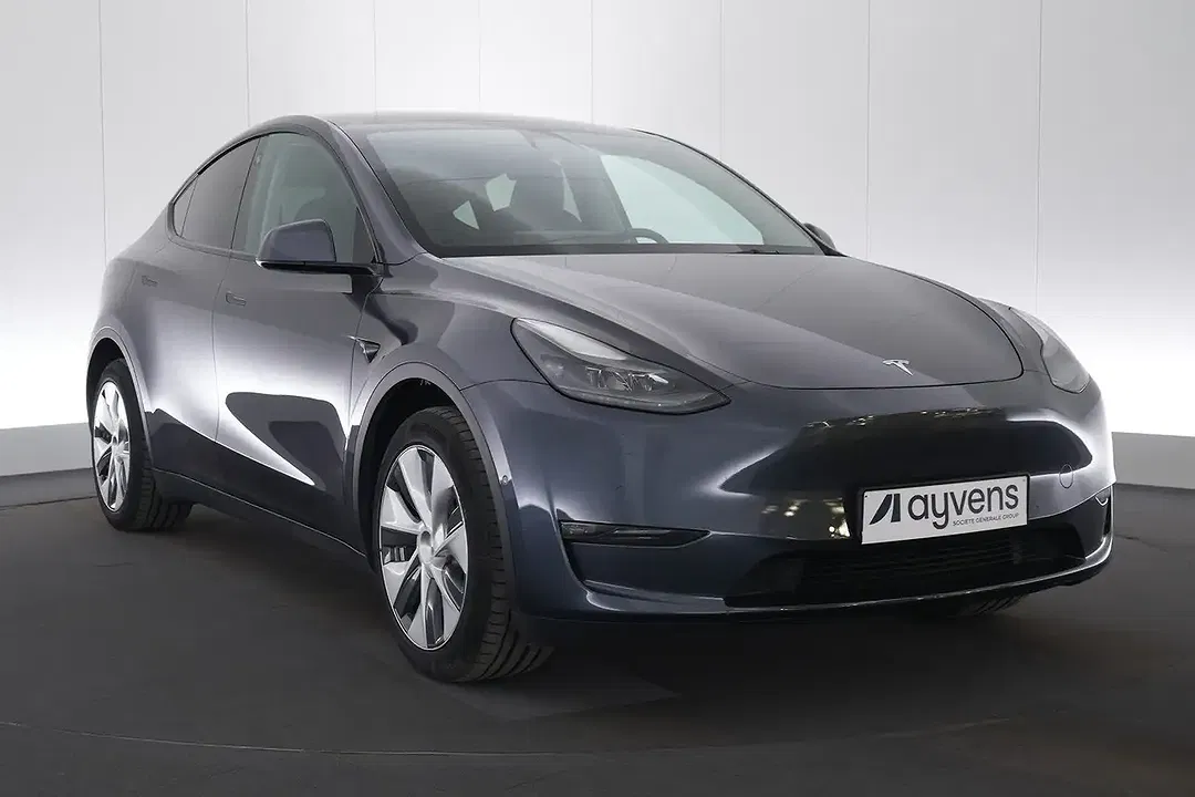Tesla Model Y - Thumbnail 3