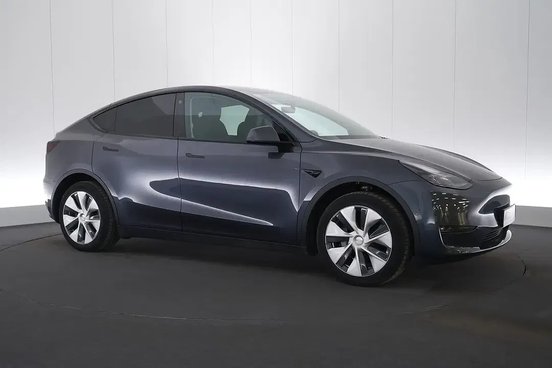 Tesla Model Y - Thumbnail 4