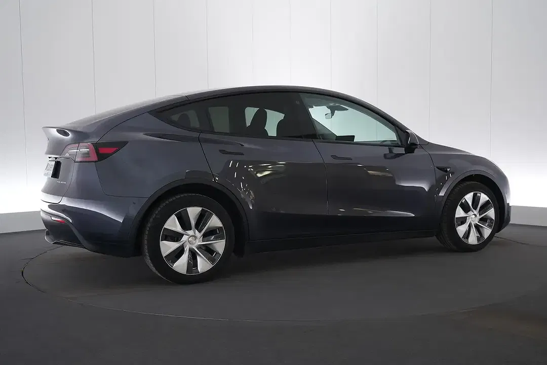 Tesla Model Y - Thumbnail 6