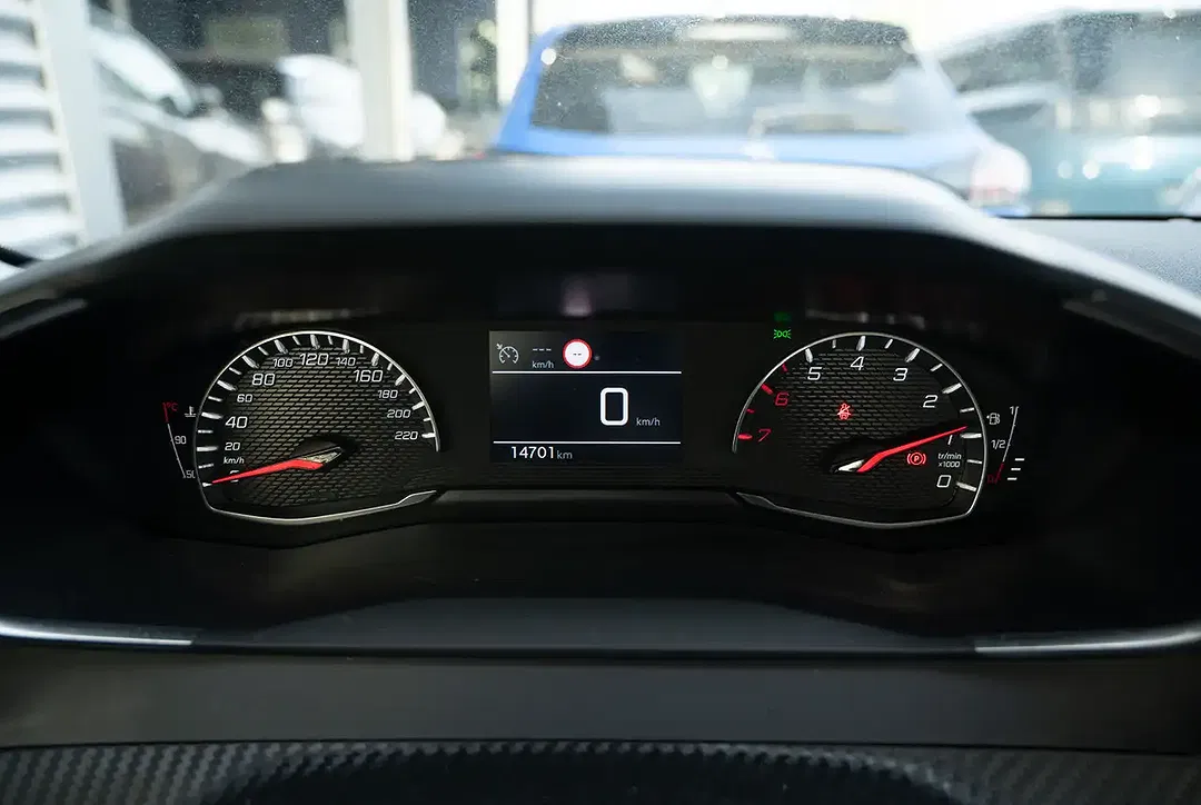 Peugeot 208 - Thumbnail 10