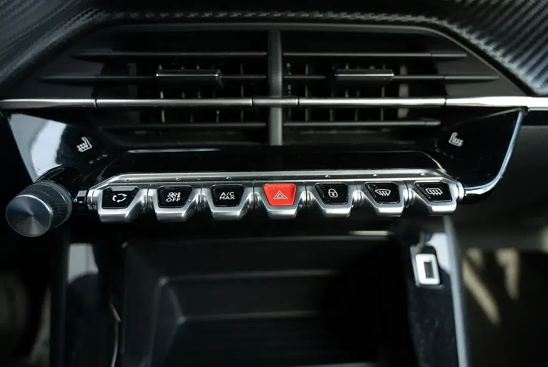 Peugeot 208 - Thumbnail 6