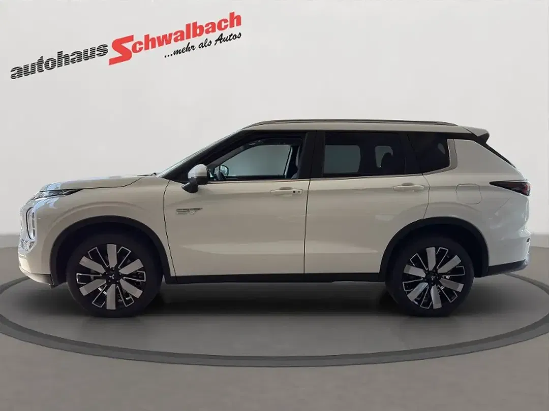 Mitsubishi Outlander - Thumbnail 3