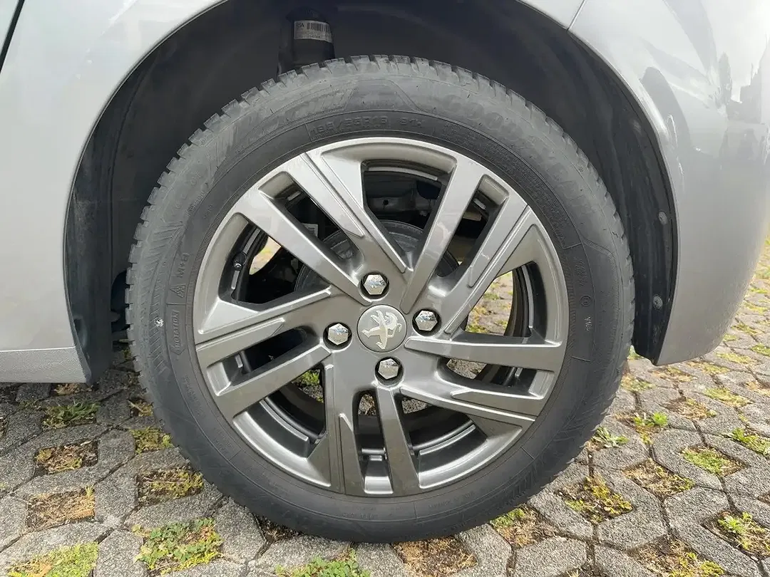 Peugeot 208 - Thumbnail 11