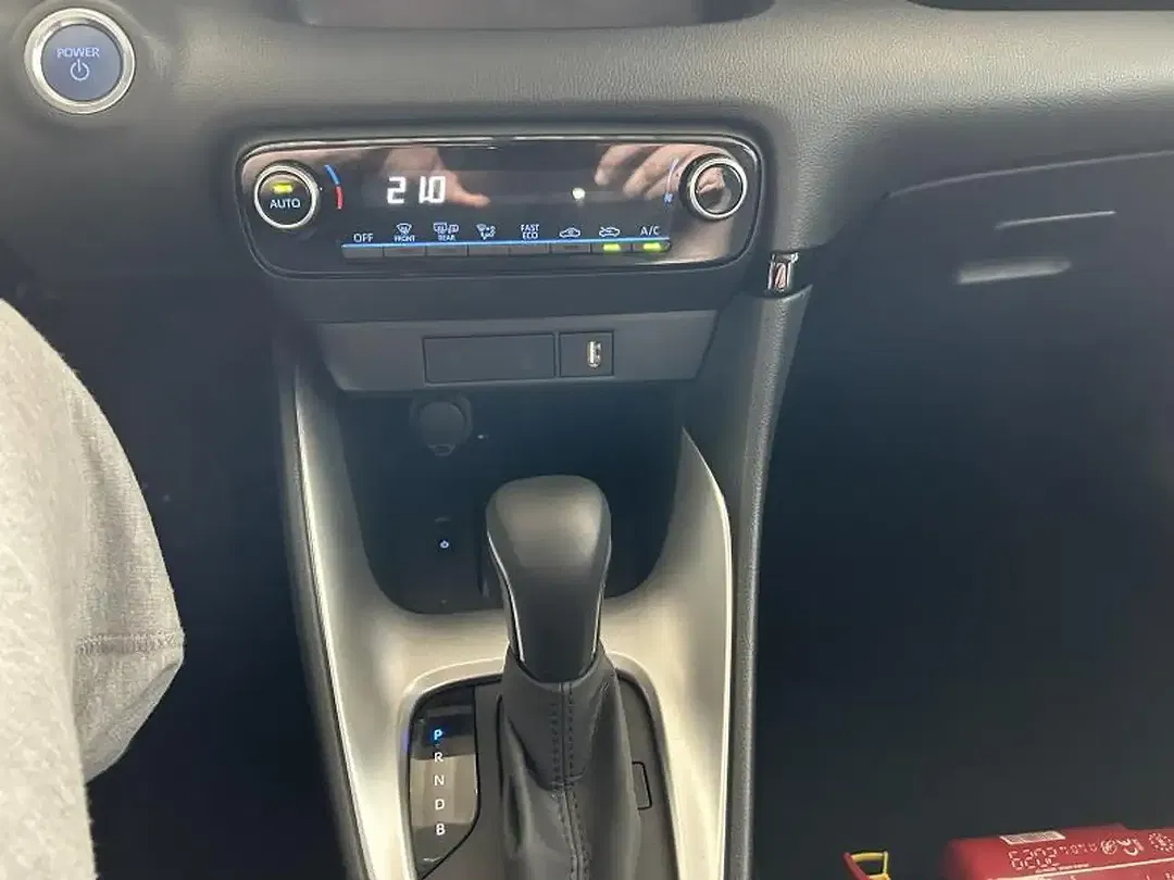 Toyota Yaris - Thumbnail 9