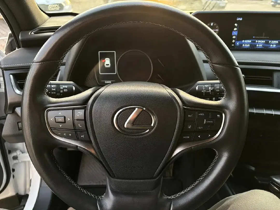 Lexus UX 250h - Thumbnail 8
