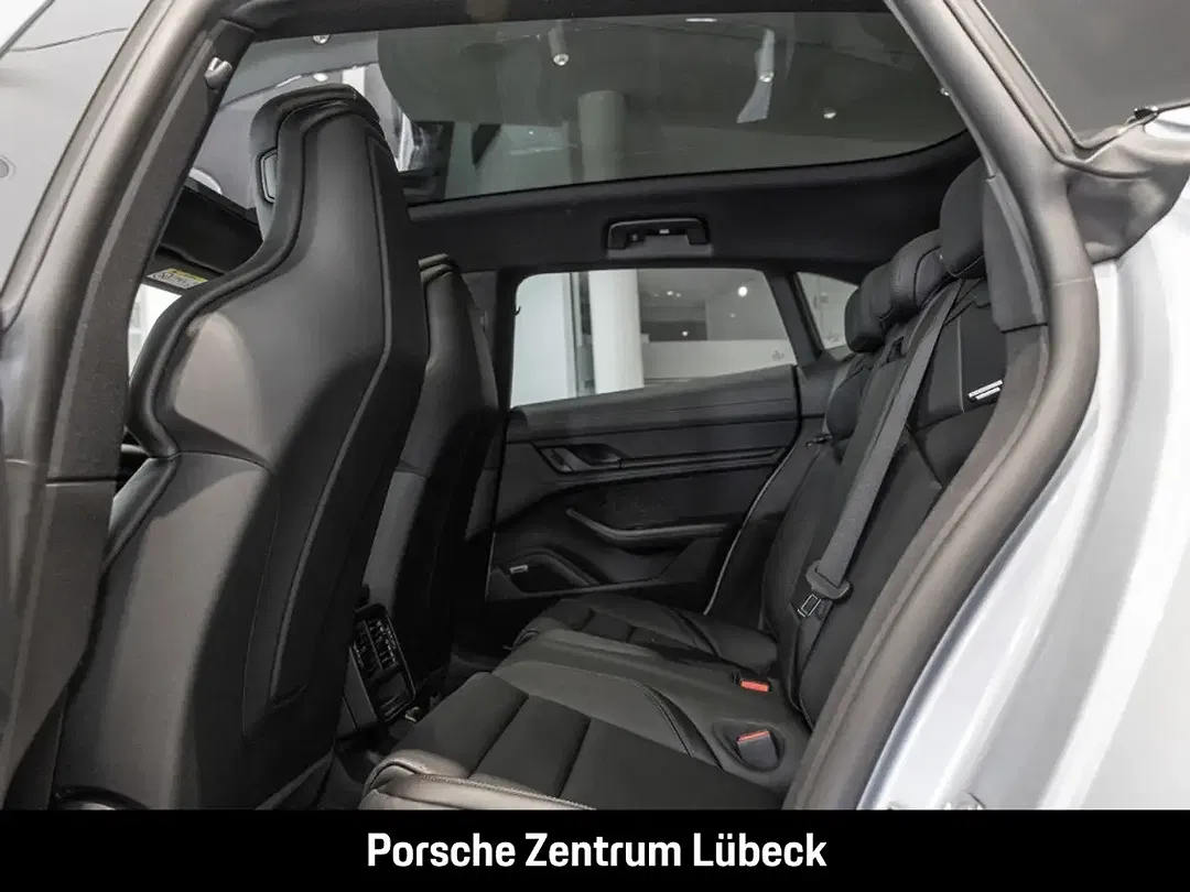 Porsche Taycan - Thumbnail 6