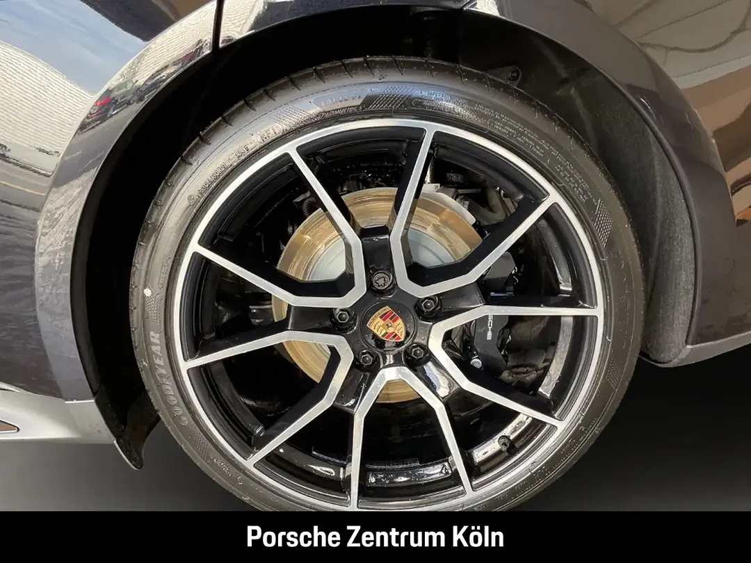 Porsche Taycan - Thumbnail 11