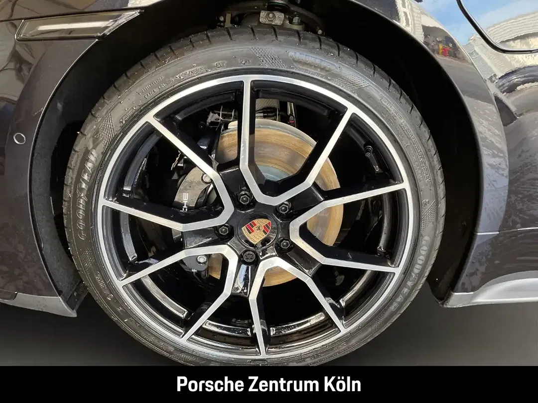 Porsche Taycan - Thumbnail 12