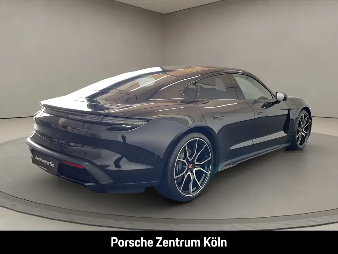Porsche Taycan - Thumbnail 5