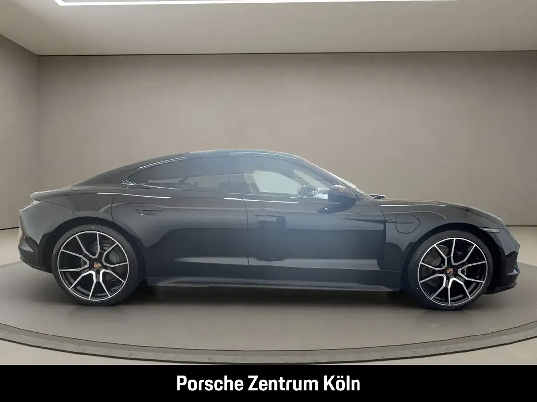 Porsche Taycan - Thumbnail 6