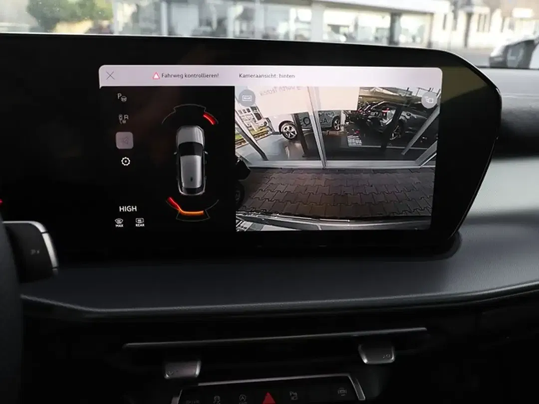 Audi Q3 - Thumbnail 11