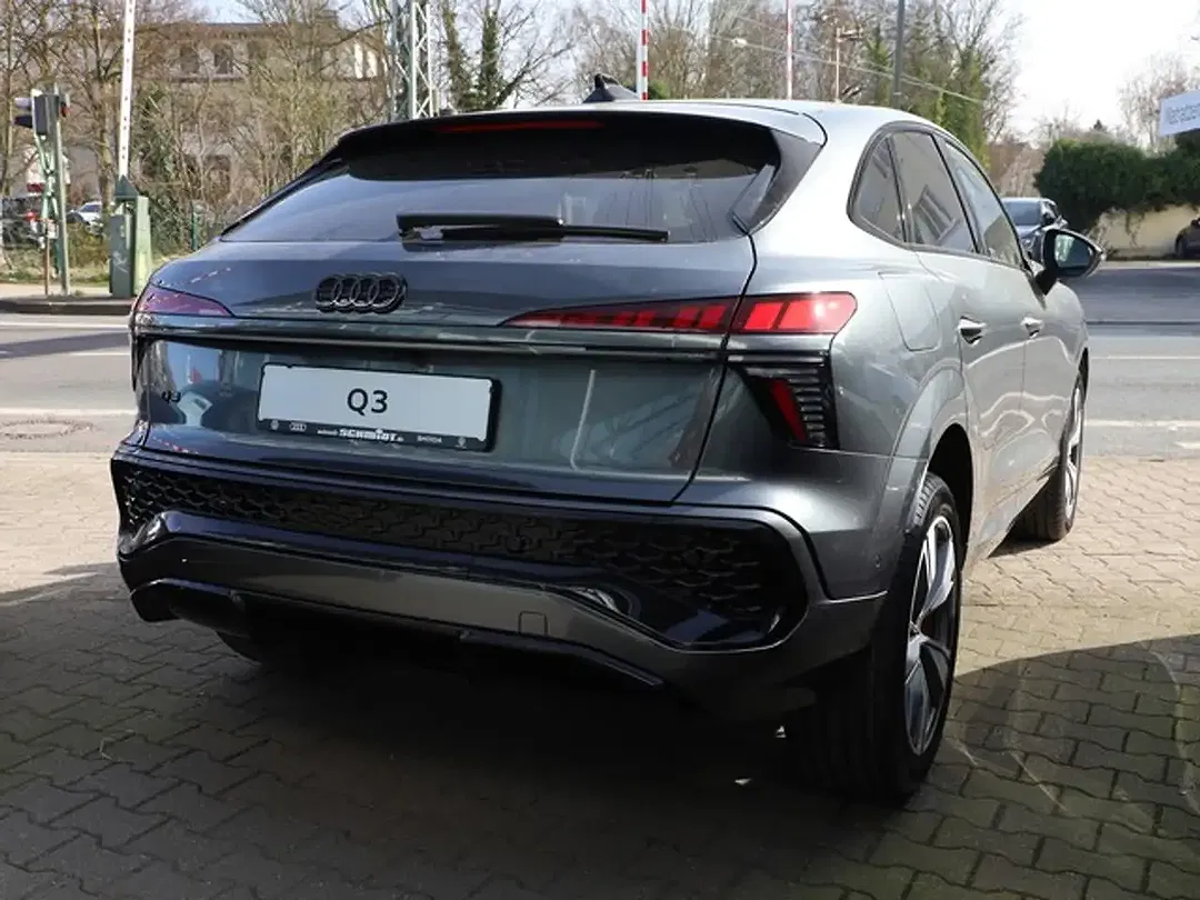 Audi Q3 - Thumbnail 3