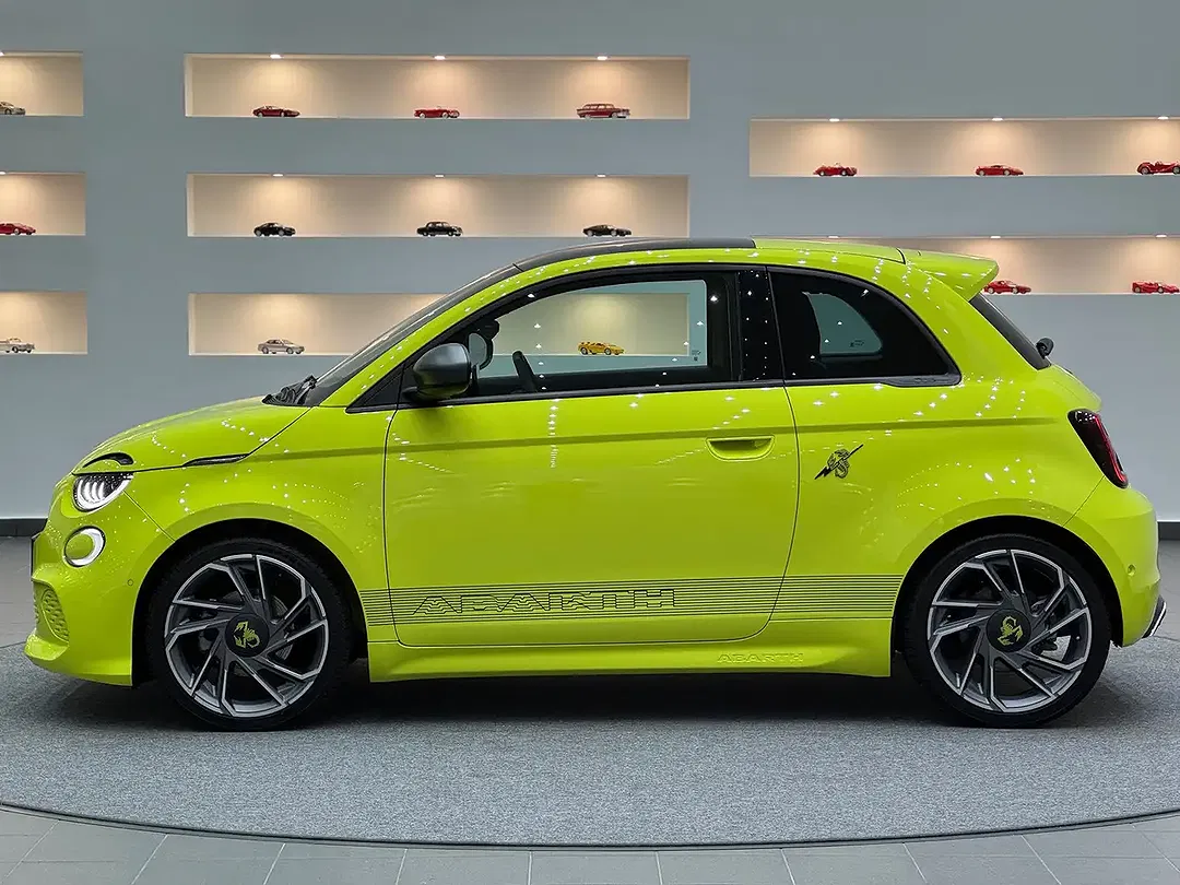 Abarth 500e - Thumbnail 2