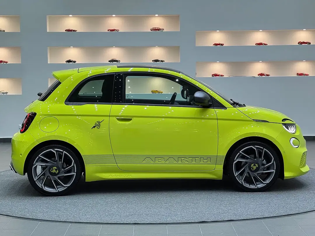 Abarth 500e - Thumbnail 5