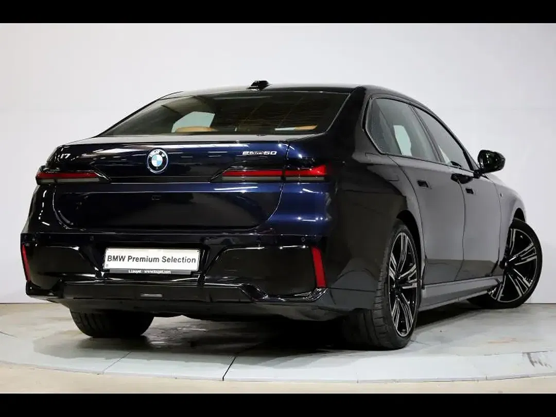 BMW i7 - Thumbnail 2
