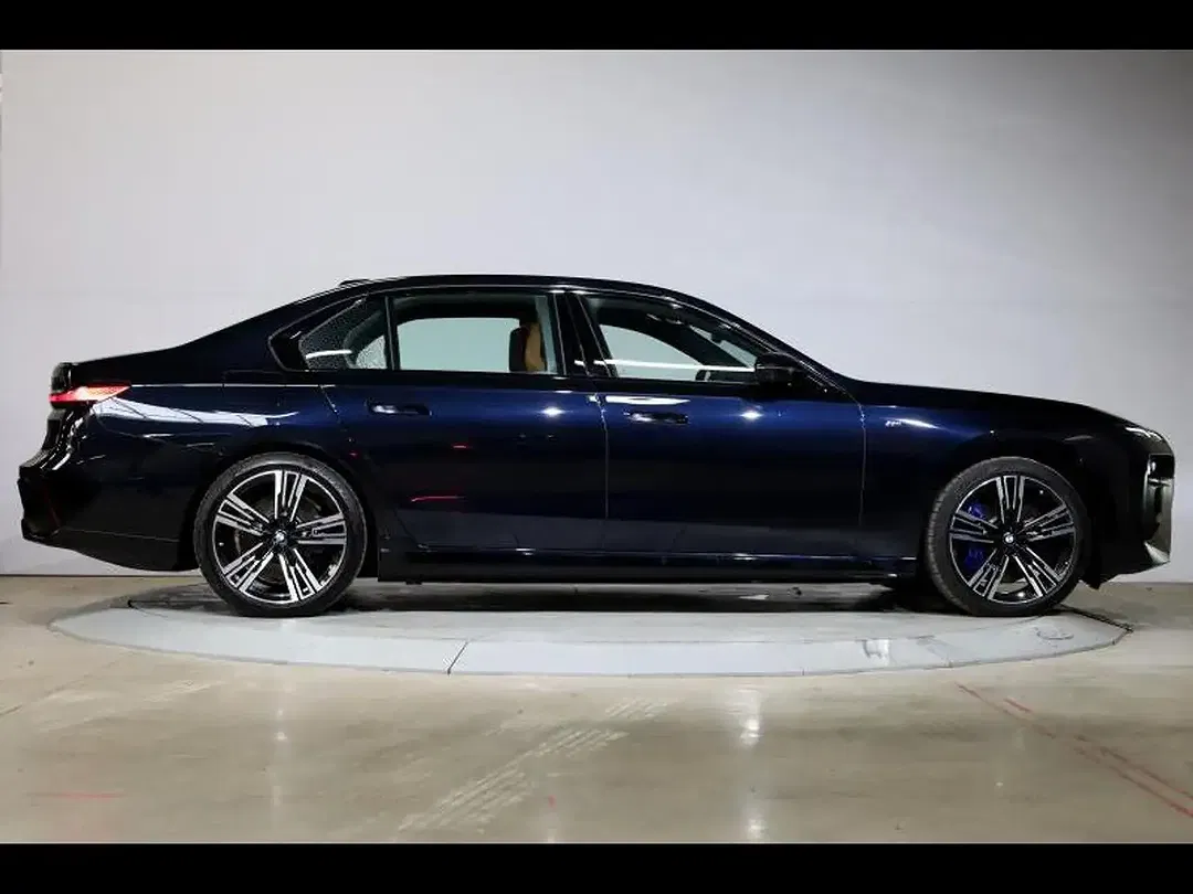 BMW i7 - Thumbnail 3