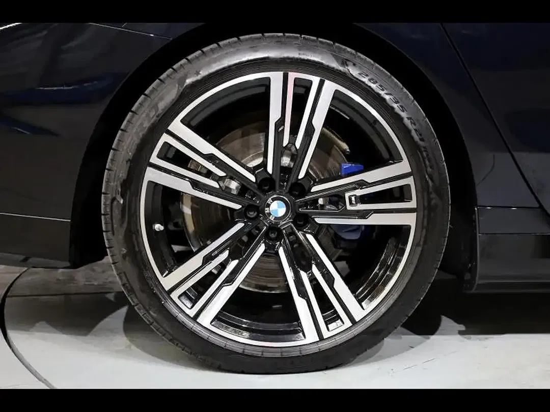 BMW i7 - Thumbnail 4