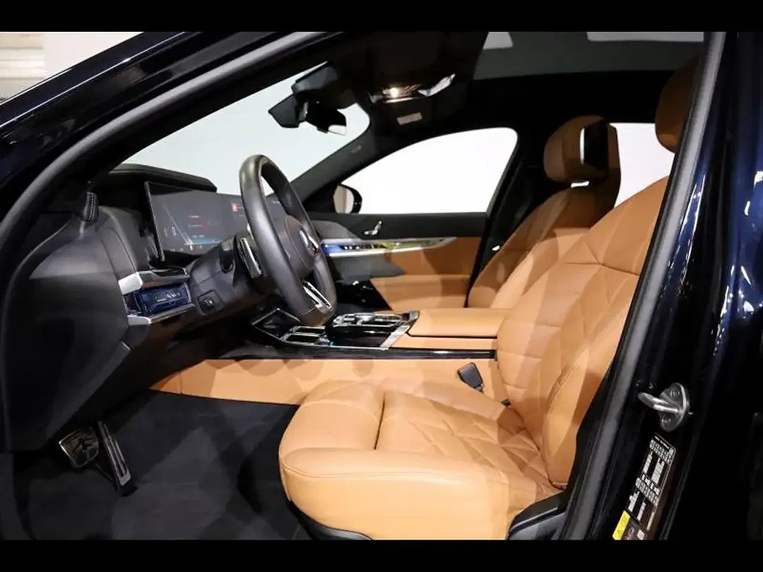 BMW i7 - Thumbnail 7