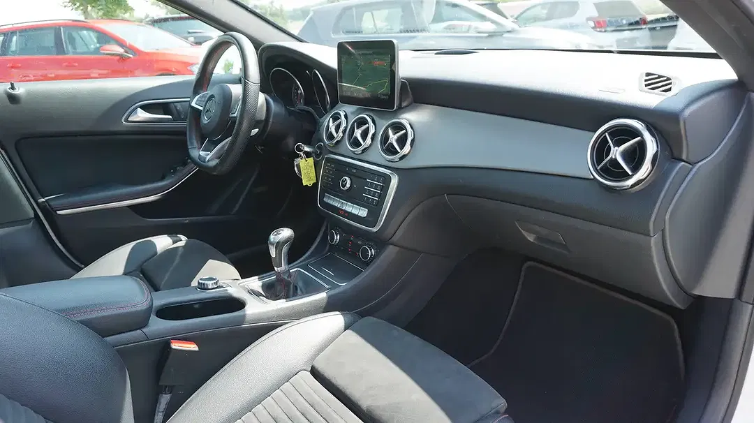 Mercedes-Benz GLA 200 - Thumbnail 12