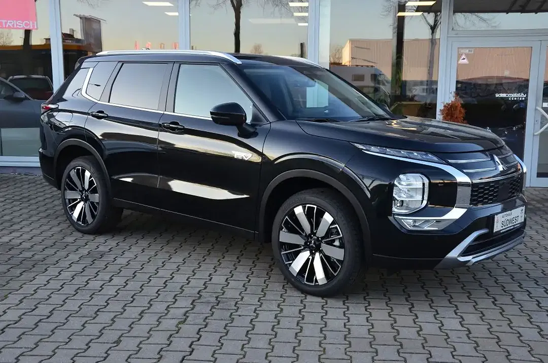 Mitsubishi Outlander - Thumbnail 1
