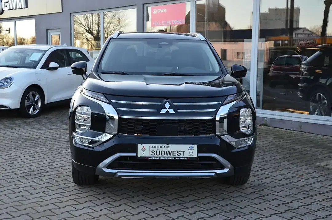 Mitsubishi Outlander - Thumbnail 3