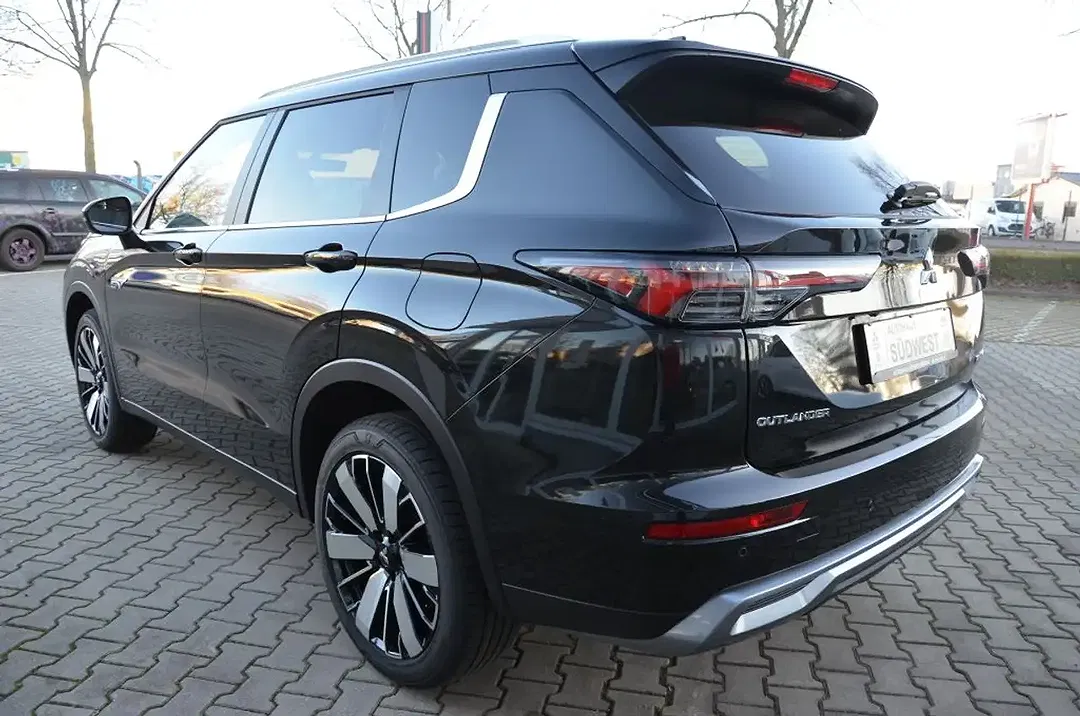 Mitsubishi Outlander - Thumbnail 4