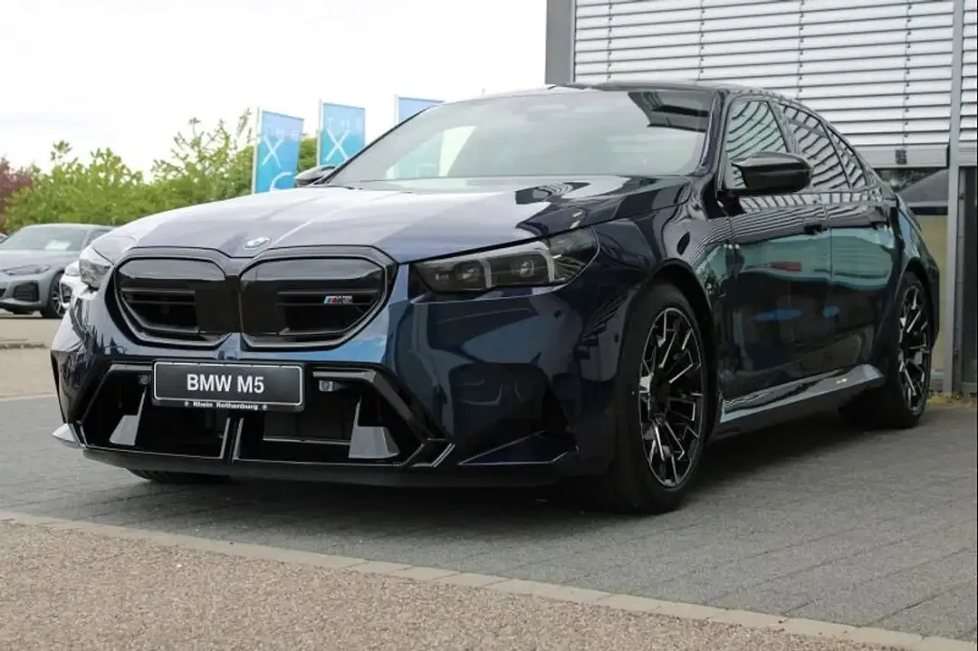 BMW M5 - Thumbnail 2