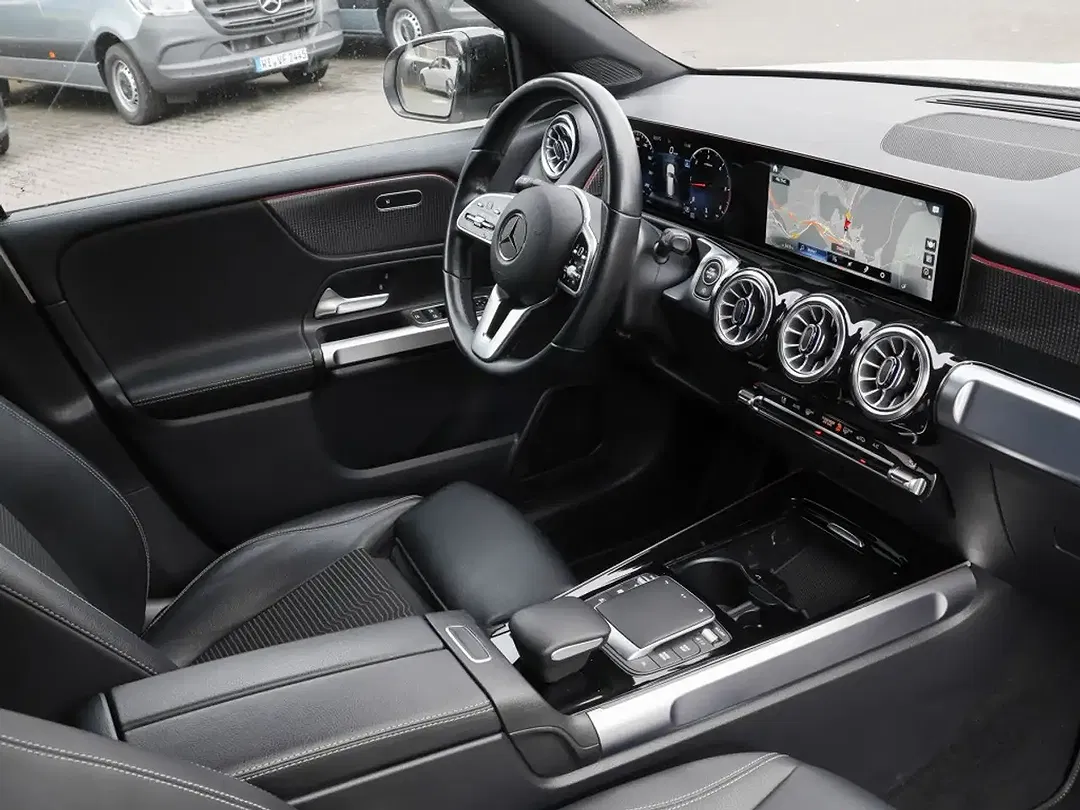 Mercedes-Benz GLB 220 - Thumbnail 3