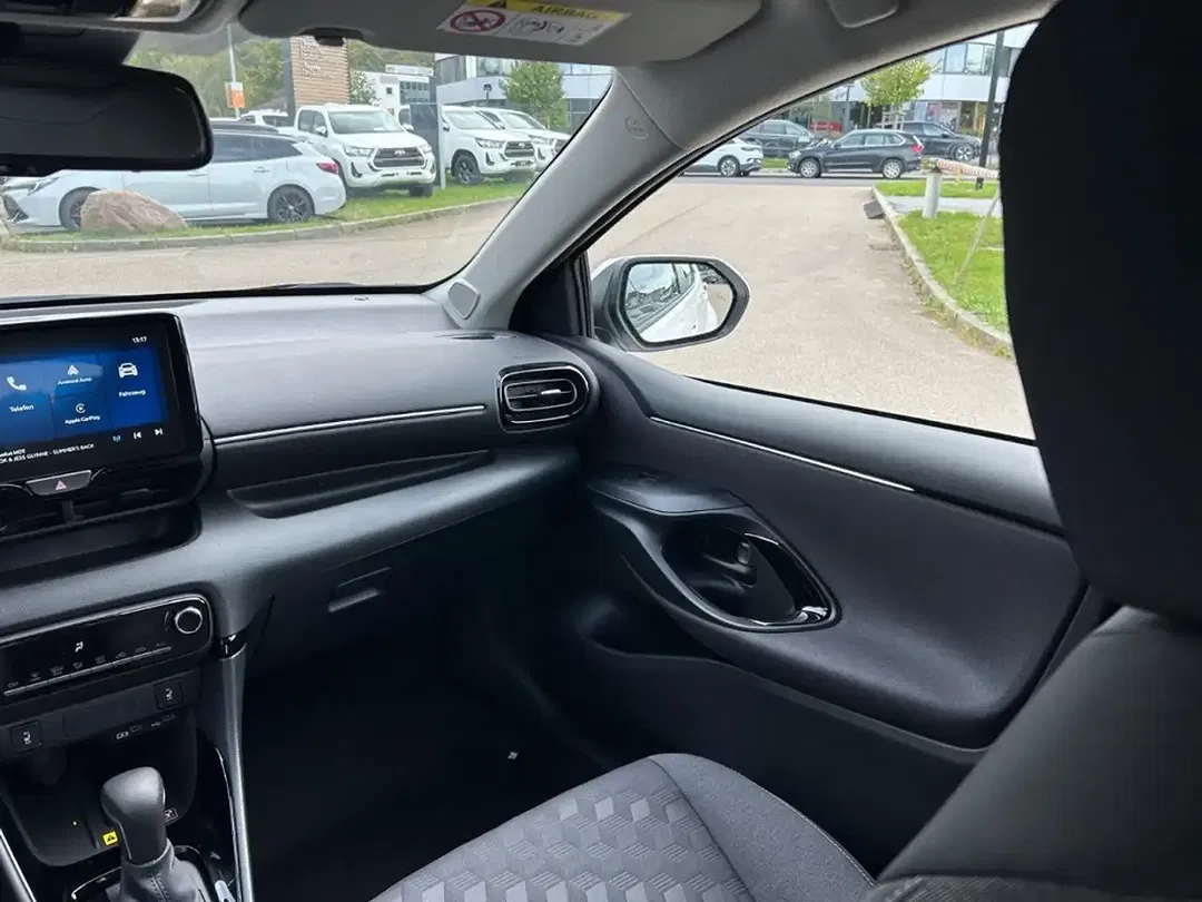 Toyota Yaris - Thumbnail 14