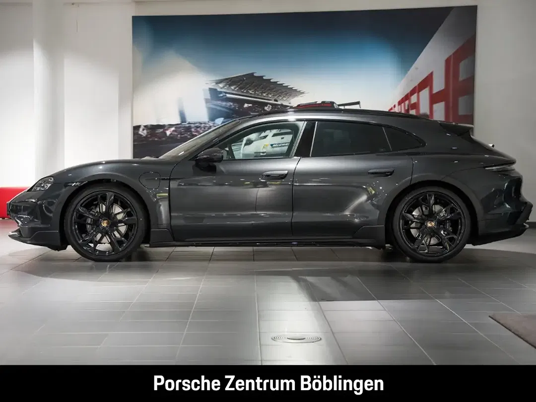Porsche Taycan - Thumbnail 2