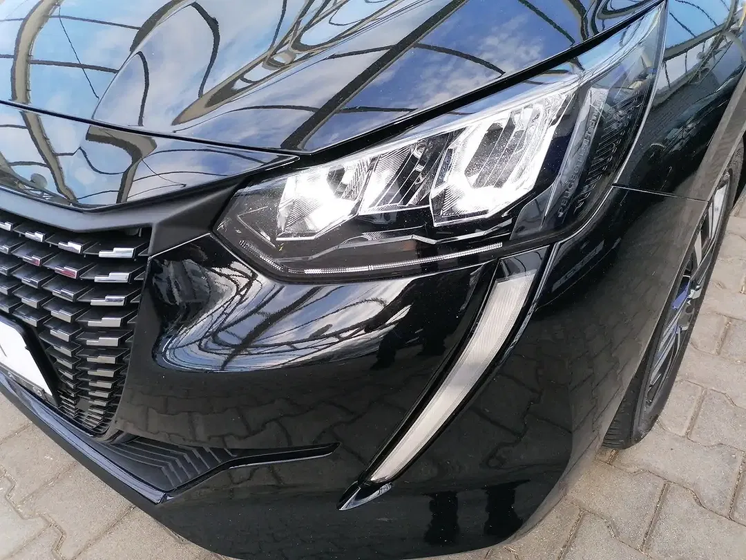 Peugeot 208 - Thumbnail 3