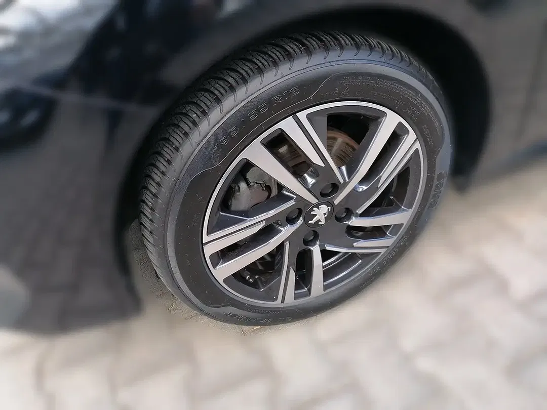 Peugeot 208 - Thumbnail 4