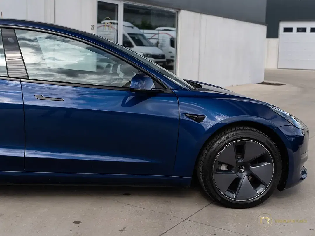 Tesla Model 3 - Thumbnail 10