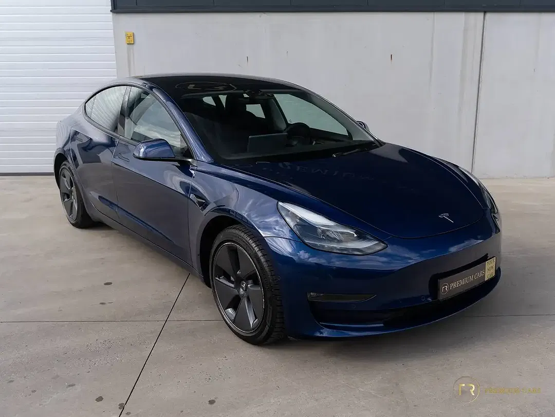 Tesla Model 3 - Thumbnail 6