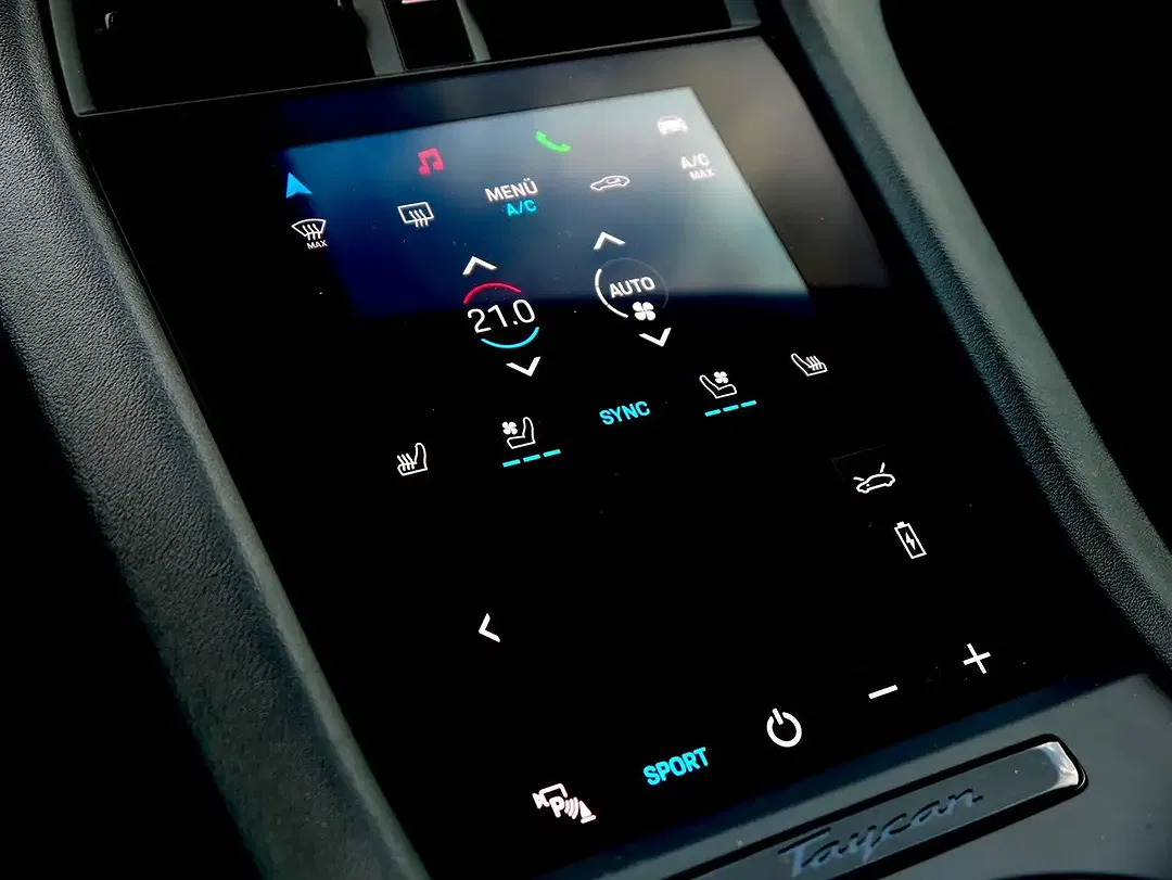 Porsche Taycan - Thumbnail 19