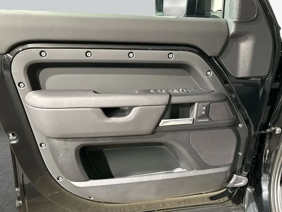 Land Rover Defender - Thumbnail 13