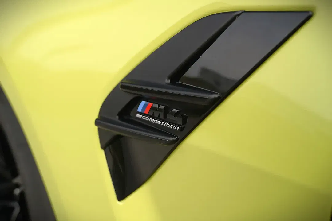 BMW M4 - Thumbnail 4