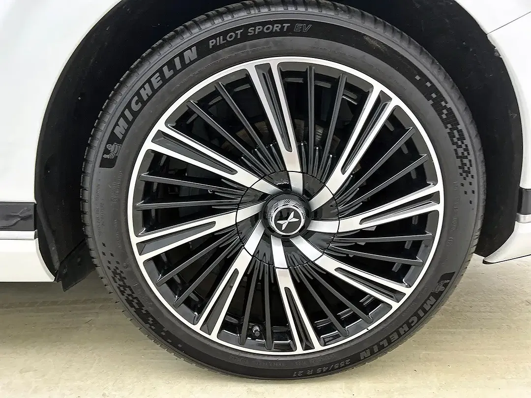 Xpeng G9 - Thumbnail 4