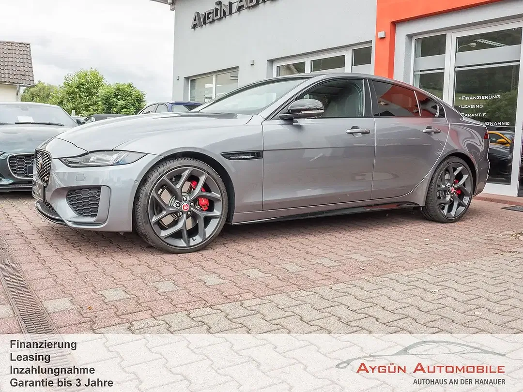 Jaguar XE - Thumbnail 2