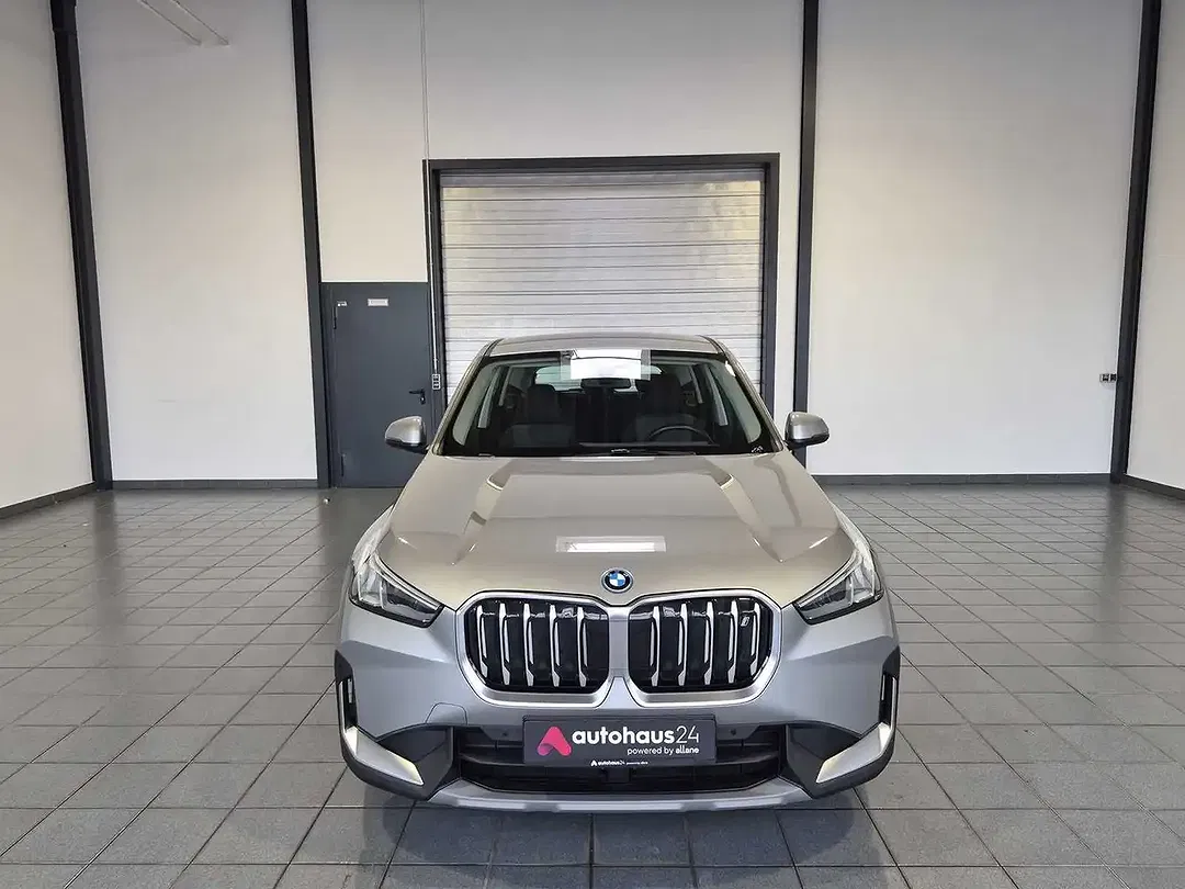 BMW iX1 - Thumbnail 2