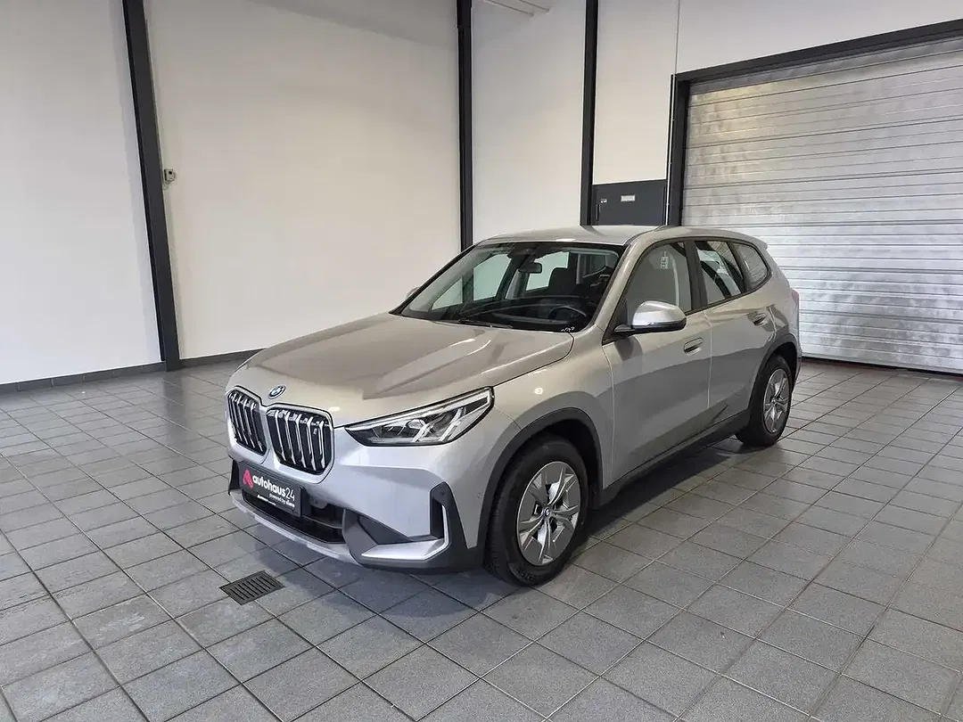 BMW iX1 - Thumbnail 3