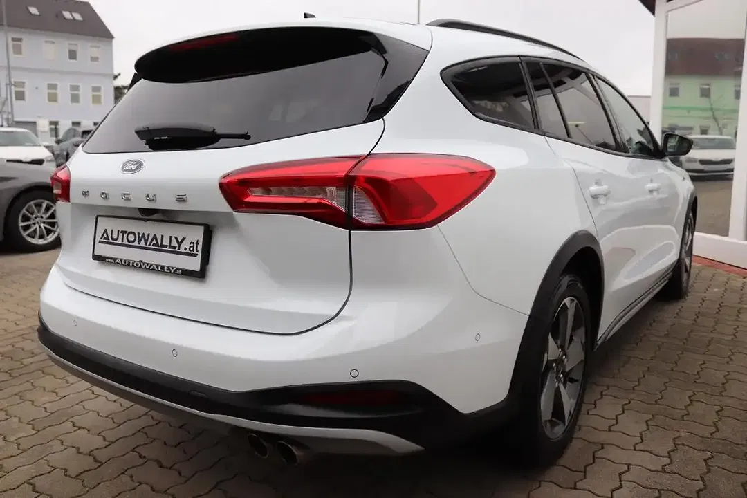 Ford Focus - Thumbnail 3
