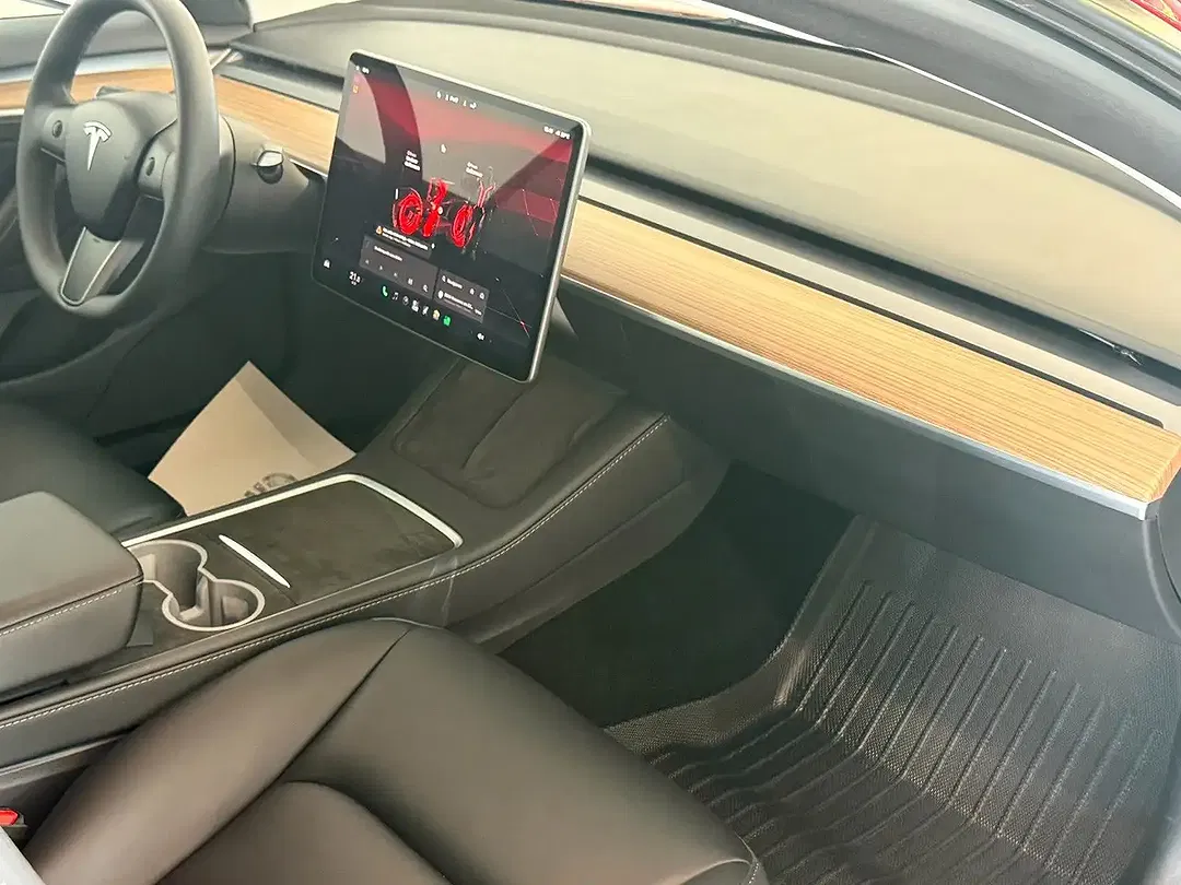Tesla Model 3 - Thumbnail 10