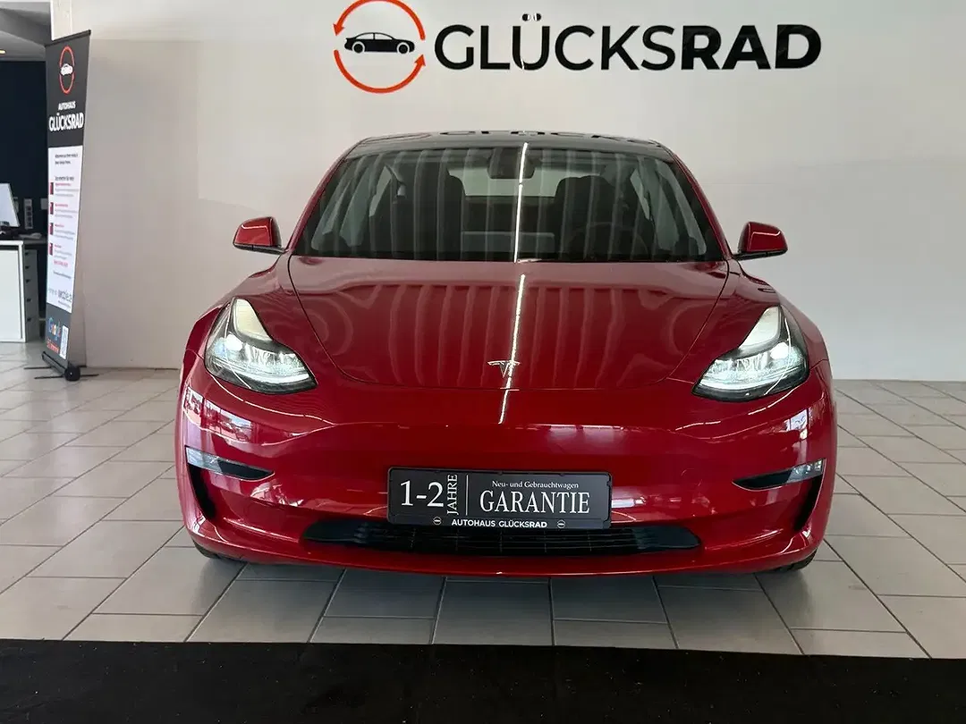 Tesla Model 3 - Thumbnail 2