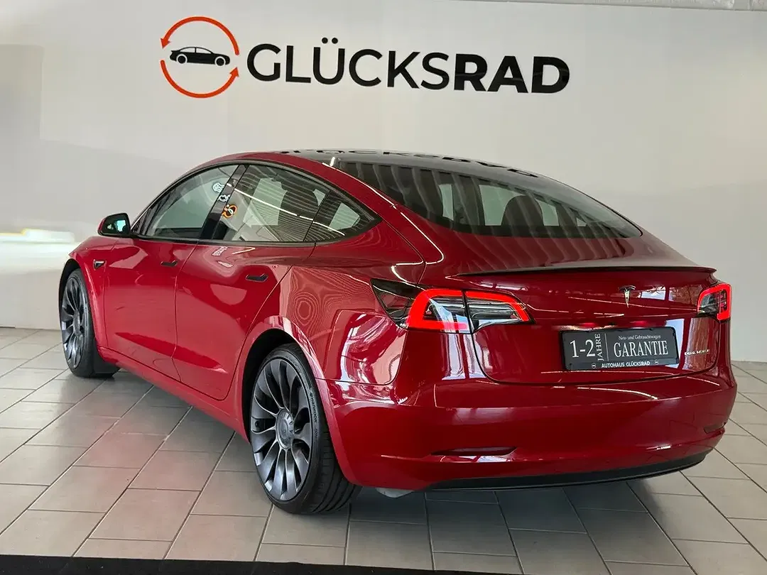 Tesla Model 3 - Thumbnail 3