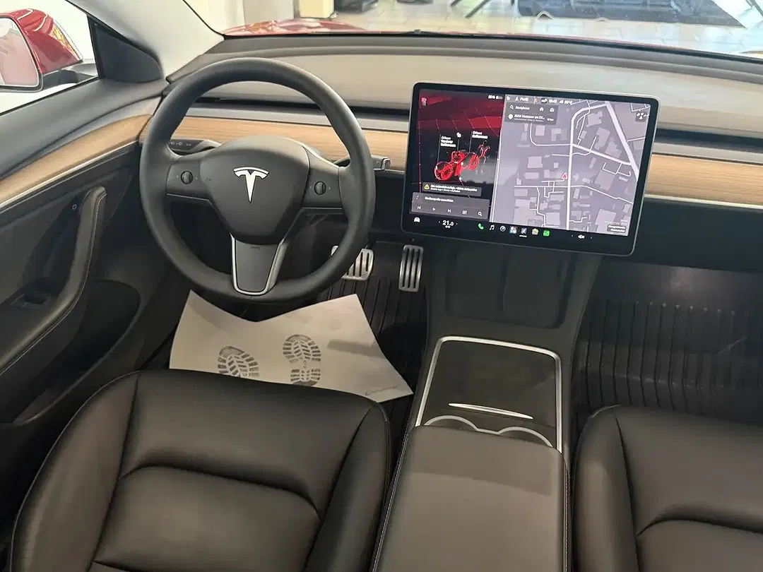 Tesla Model 3 - Thumbnail 4